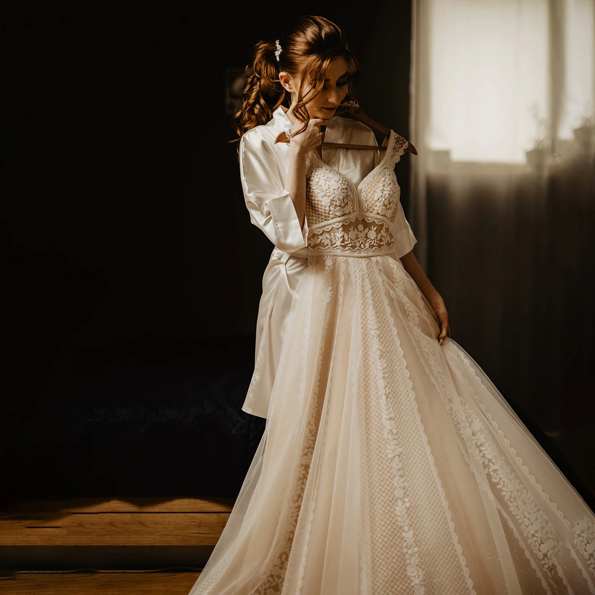 カスタムメイドのボヘミアン風フルレングスレースウェディングドレス、プラスサイズ、ロングフレアスリーブ、Aライン、バックレス、Vネック、ジッパー、ソフトチュール、ブライダルガウン