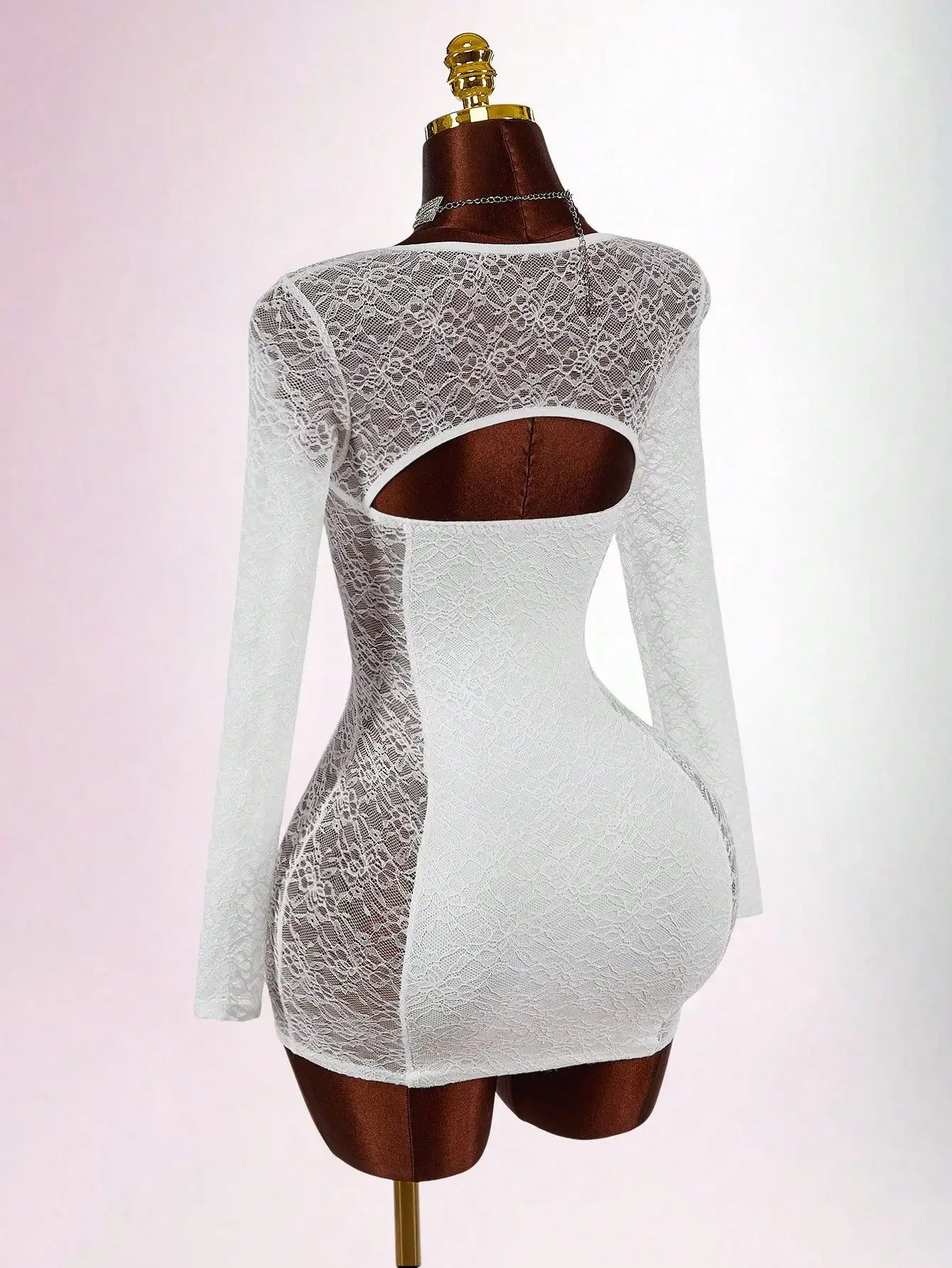 Biała koronkowa sukienka mini typu bodycon z długimi rękawami, dekoltem w kształcie serca i odkrytymi plecami, idealna na imprezy i do klubu.