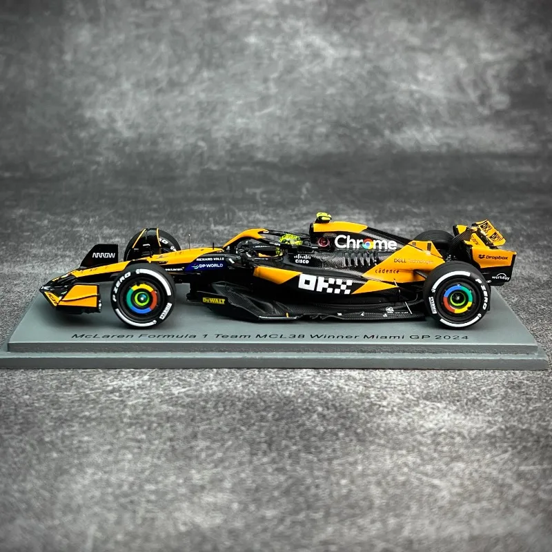متوفر: سيارة 1:43 F1 MCL38 2024 رقم باهرين. 4 نموذج سيارة من خليط معدني مصبوب من نوريس، لعبة هدية للأولاد، عنصر زخرفي للبالغين.