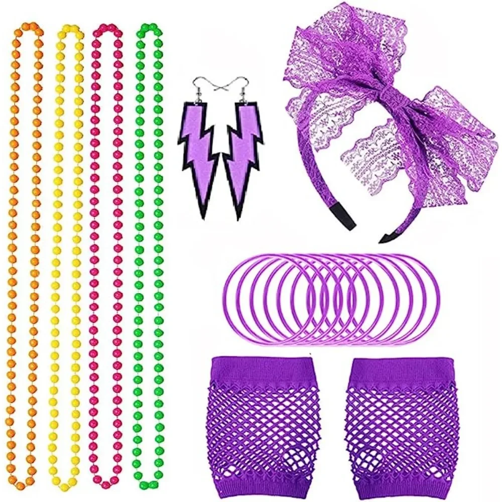 Divers accessoires tels que des colliers néon, des gants en filet de pêche, des couvre-chef à nœud, des boucles d'oreilles, etc. pour les costumes de fête des années 1980