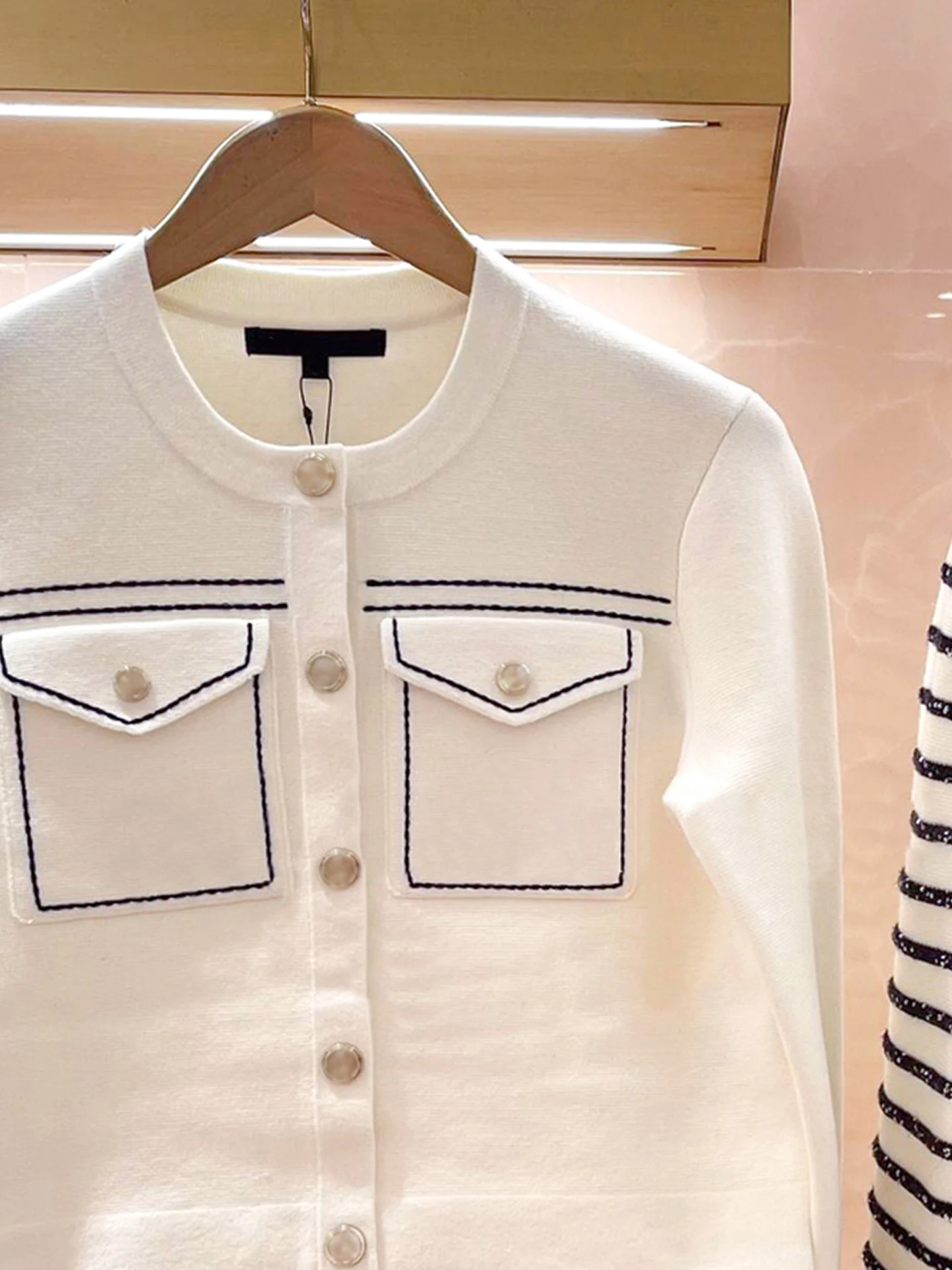 M Home Nan You High End Dames Zomer 2025, Nieuw Wit Gebreid Vest Top Kleine Fraance Sle Woon-werkverkeer Eenvoudig Normale pasvorm