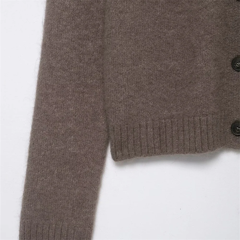 Nowa kolekcja jesień-zima: damski płaszcz z dzianiny z prążkowanym wykończeniem, długim rękawem i kołnierzem z efektem sztucznego futra.