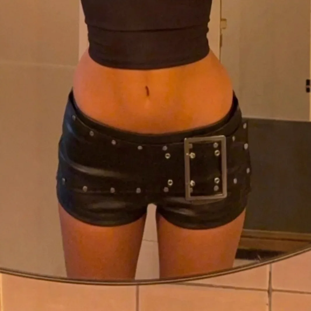 セクシーなリベットバックルベルト付きローウエストレザーショーツ レディース Y2K スパイスガール パンクスタイルショーツ 秋の新作 2025
