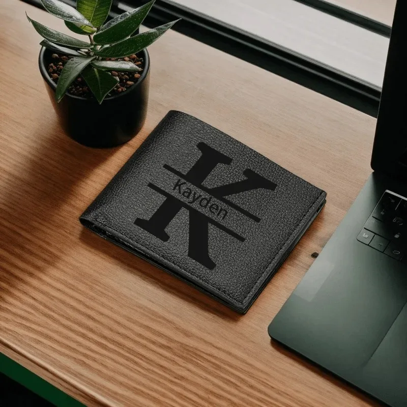 محفظة رجالية من جلد البولي يوريثان تحمل اسمًا مخصصًا مع هدية أولية للزوج والصديق والأب والابن وأعياد الميلاد وعيد الأب