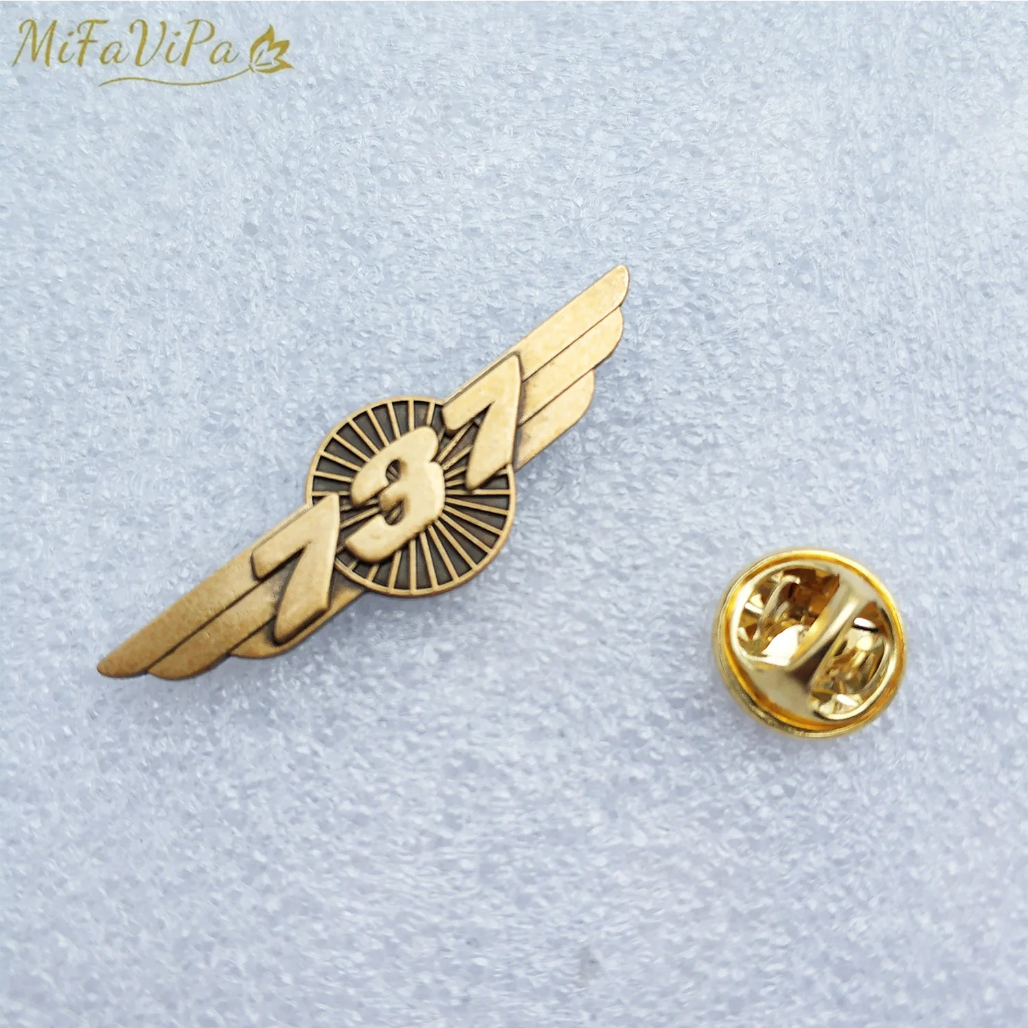 MiFaViPa Copper Boeing 737 747 777 Brooch Badge Vintage Bronze A320 330 Aircraft Sweater Corsage for Men Brooches Lapel Pin Gift