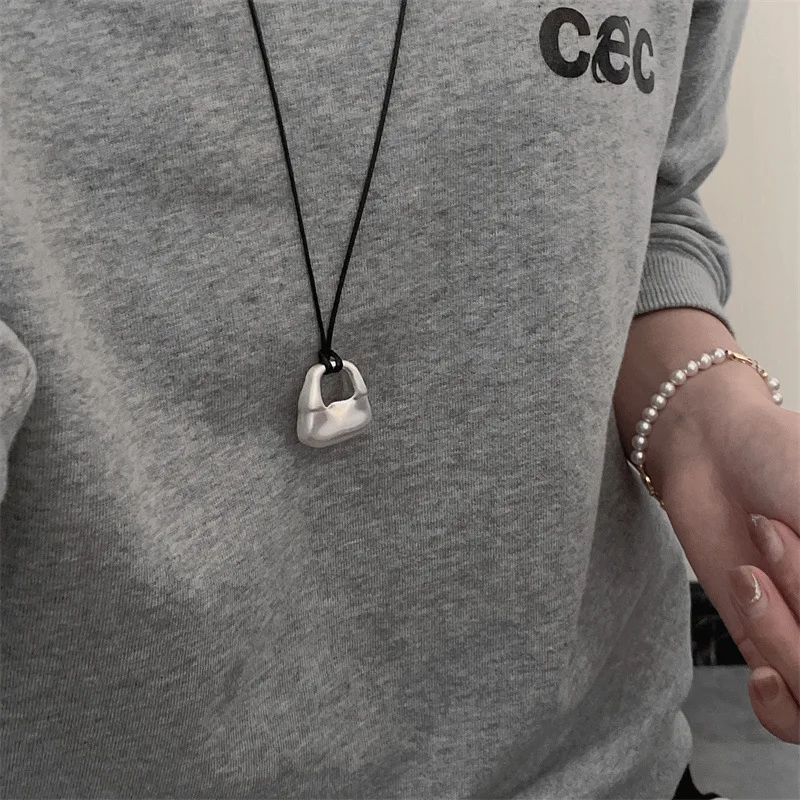 

Fashion Adjustable Brushed Silver Cord Necklace Leather Irregular Bean Pendant Sweater Chain Clavicle Chain Women Gift