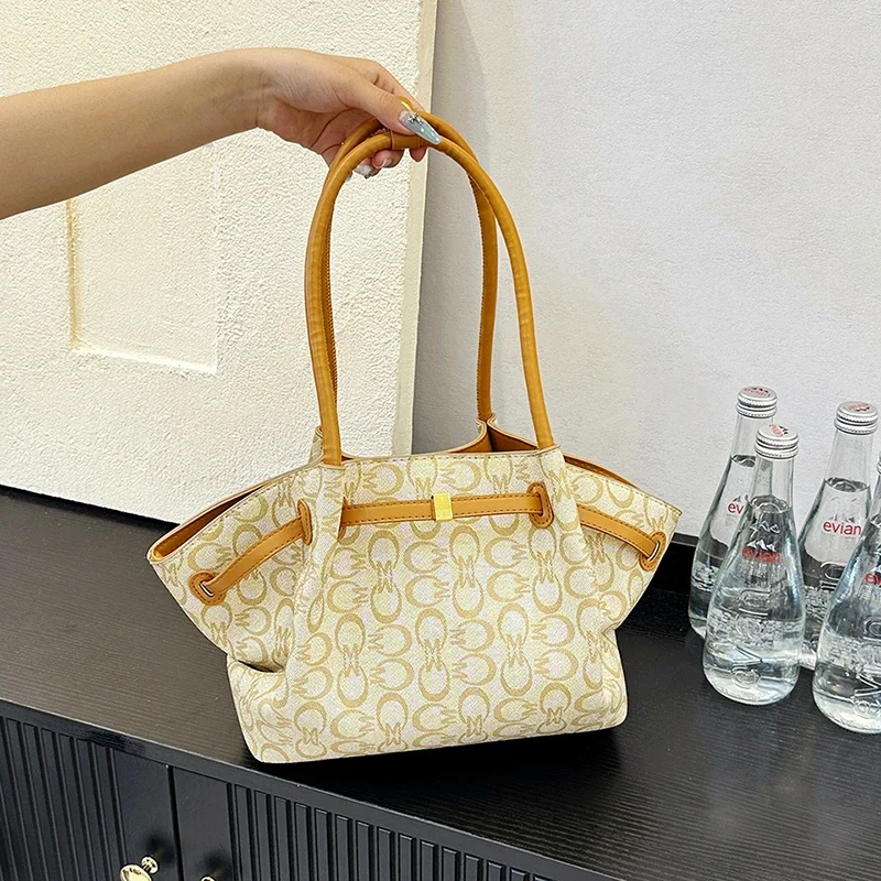 

Luxury Messenger Bag With Large Capacity Solid Color For Women Commuter Use Leather Durable Everyday Design