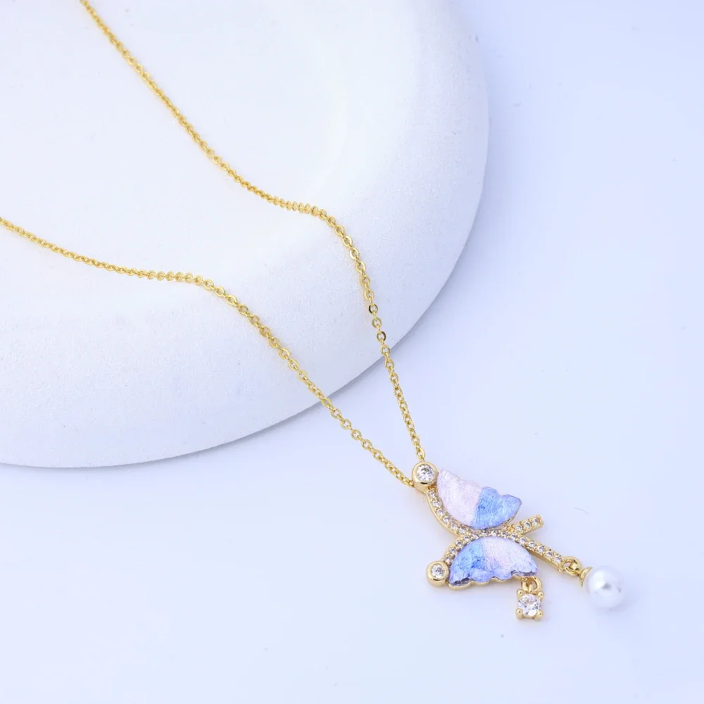 Collana con ciondolo a farfalla fantasia di lusso leggero ed elegante, decorazione di gioielli retrò da donna, accessorio semplice e versatile per l'autunno