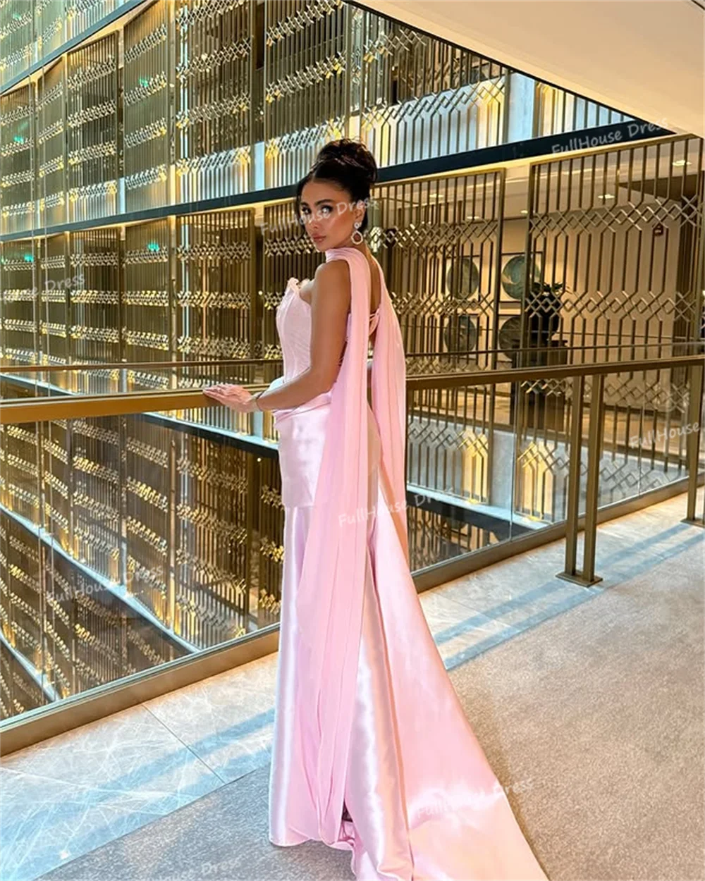 فستان سهرة أنيق مصنوع حسب الطلب بياقة قارب من الدانتيل وأربطة من الخلف وغمد مثير بطيات بطول الأرض فستان سعودي مع قطار