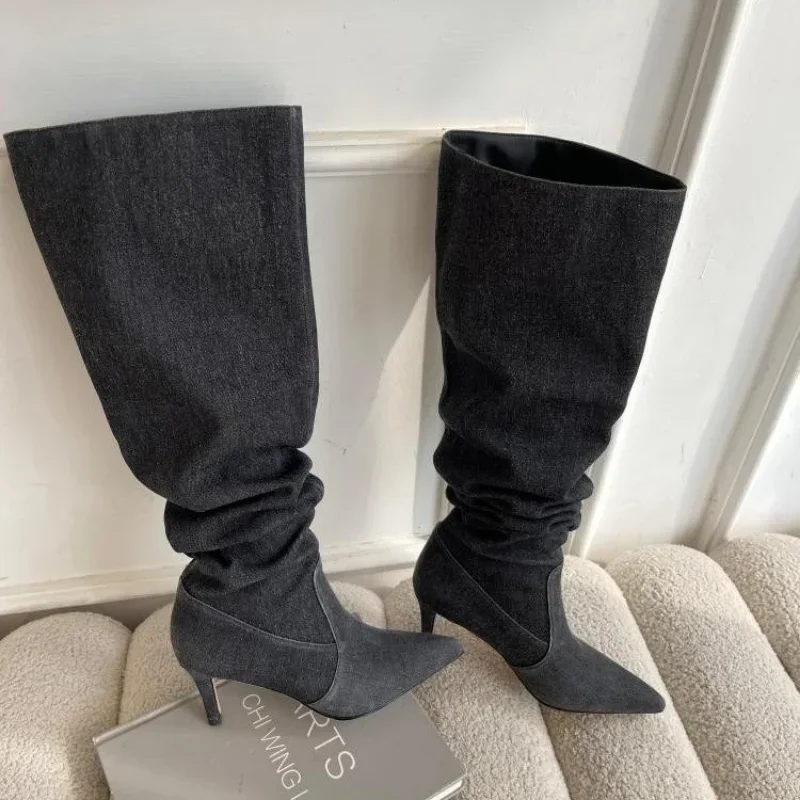 Botas compridas de salto alto azul denim para mulheres, botas de cowboy de dedo apontado, sapato de salto fino, pregas, outono, 2023