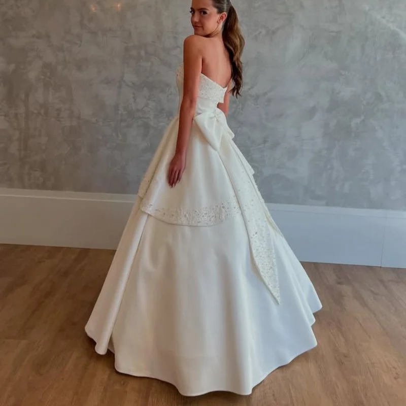 カスタムメイドのサテンホワイトロイヤルウェディングドレス、ロングテール、アップリケ、チュールレース、プリーツ、レイヤード、ビーズ装飾、ローブ・ド・シュール