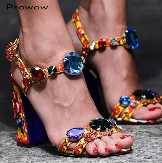 

Женские роскошные сандалии со стразами, богемные туфли с ремешком на щиколотке и открытым носком, на среднем каблуке, разноцветные вечерние модельные туфли с принтом