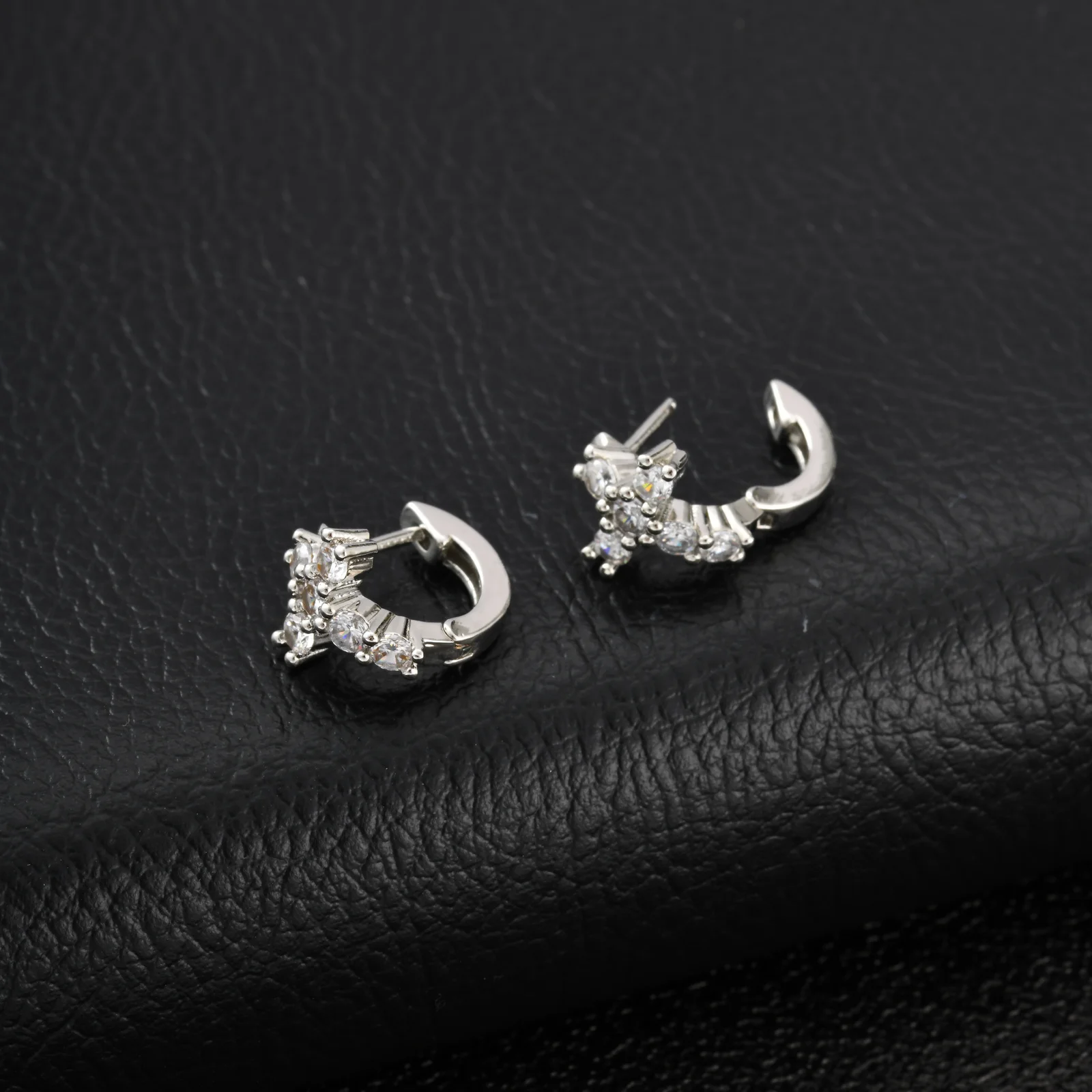 Hip-Hop Kreuz-Huggies-Creolen für Männer, Blaue Kristall-Zirkon-Metall-Creolen, Trendiger Party-Schmuck als Geschenk für Vater und Sohn – Detail 6