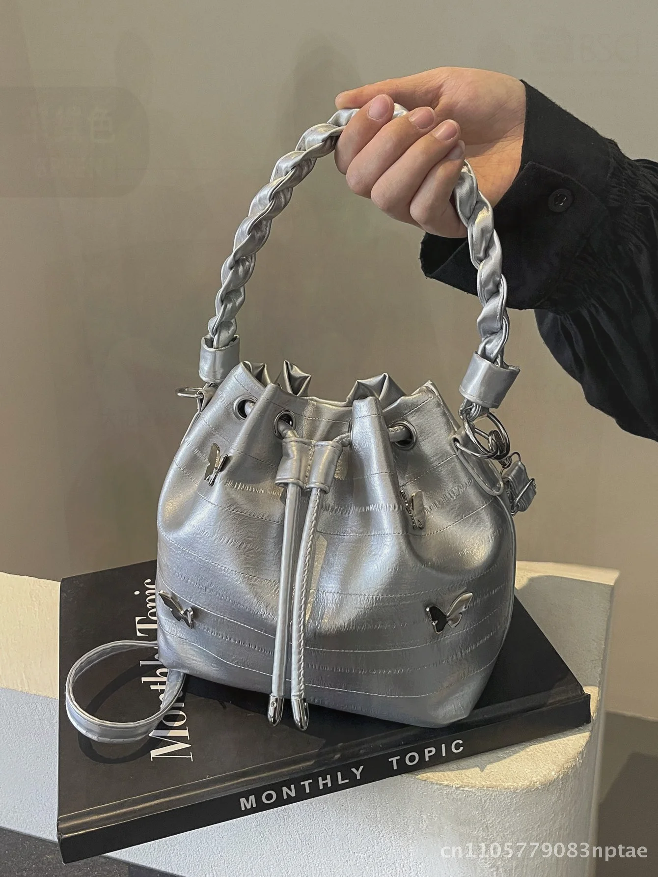 

Silver Bucket Bag 2024 New Crossbody Joker Drawstring Handbag Small Size Casual Outfit PU Material Trendy Element