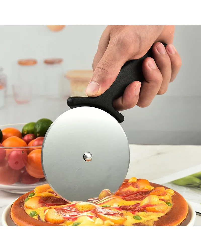 قطاعة بيتزا هراولر مصنوعة من الفولاذ المقاوم للصدأ مع غطاء واقي لسهولة التنظيف