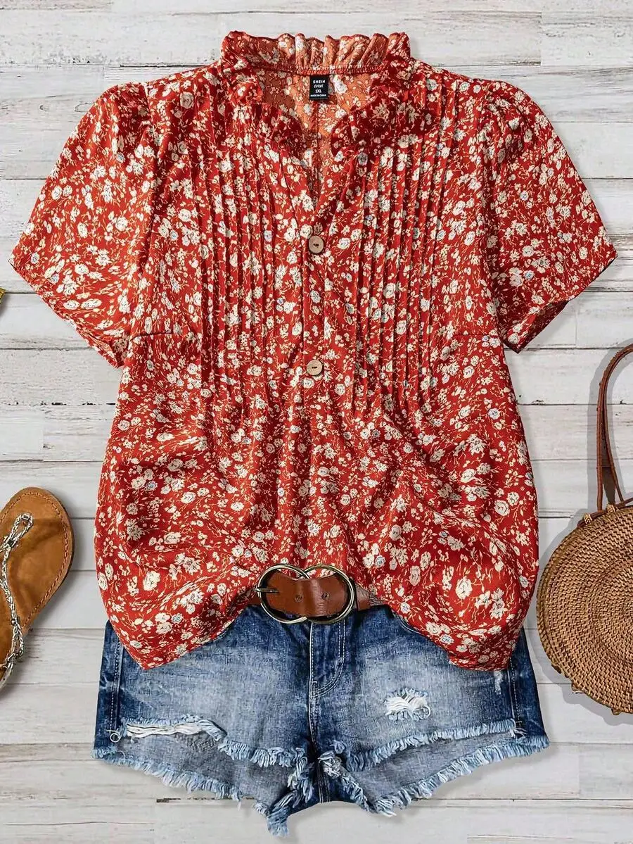 

Красная блузка с цветочным принтом, короткими рукавами, воротником с рюшами и складками