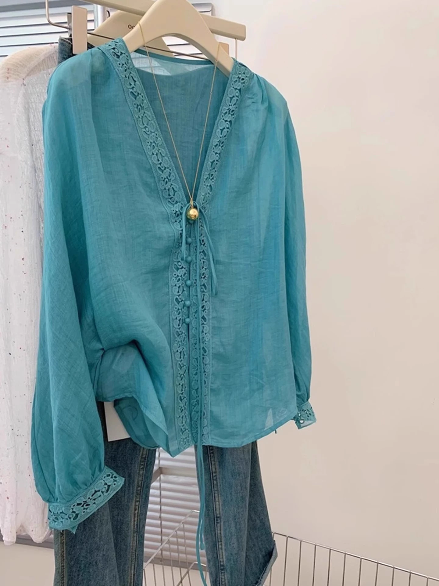 

Уникальный белый кардиган с кружевными вставками и длинными рукавами, V-образным вырезом и разрезом, летний, 2025, модный шелковый топ в стиле Poetic Lin для повседневной носки