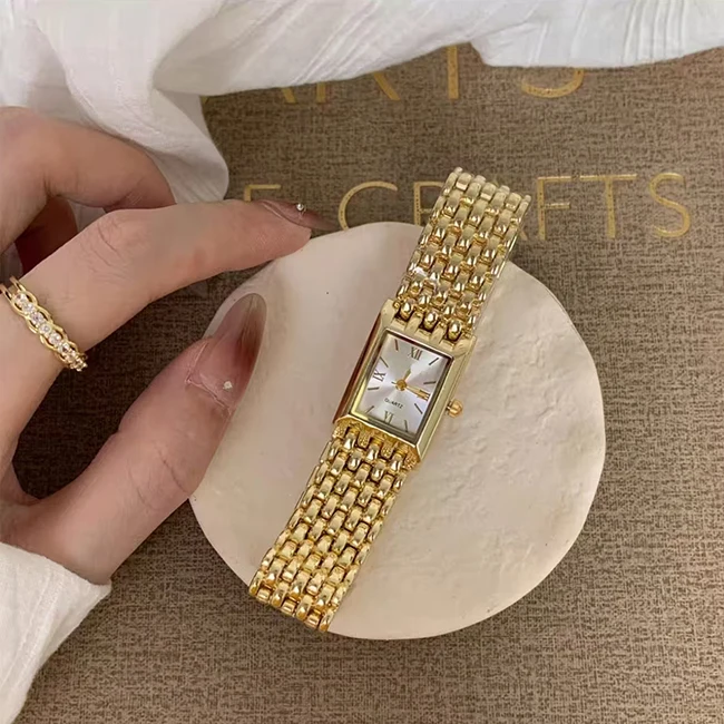 Рисунок 3 - Стильные золотые квадратные часы