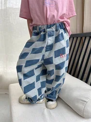 2024 Frühling neue Kinder Jeans hose Kleinkind Jungen Plaid Freizeit hose Baby Mädchen Brief weites Bein Hosen Kinder Mode lose Jeans