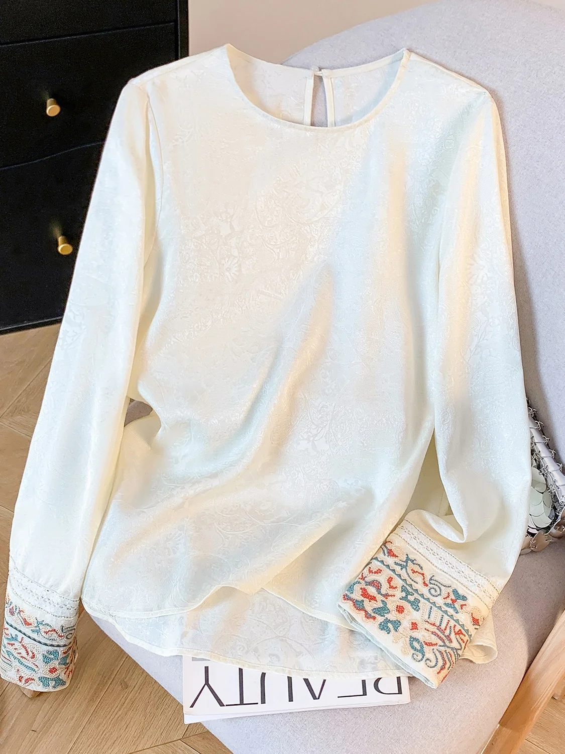 

Новый китайский женский атласный ацетат с цветочной вышивкой, осенняя одежда, длинный све, свободный топ с воротником