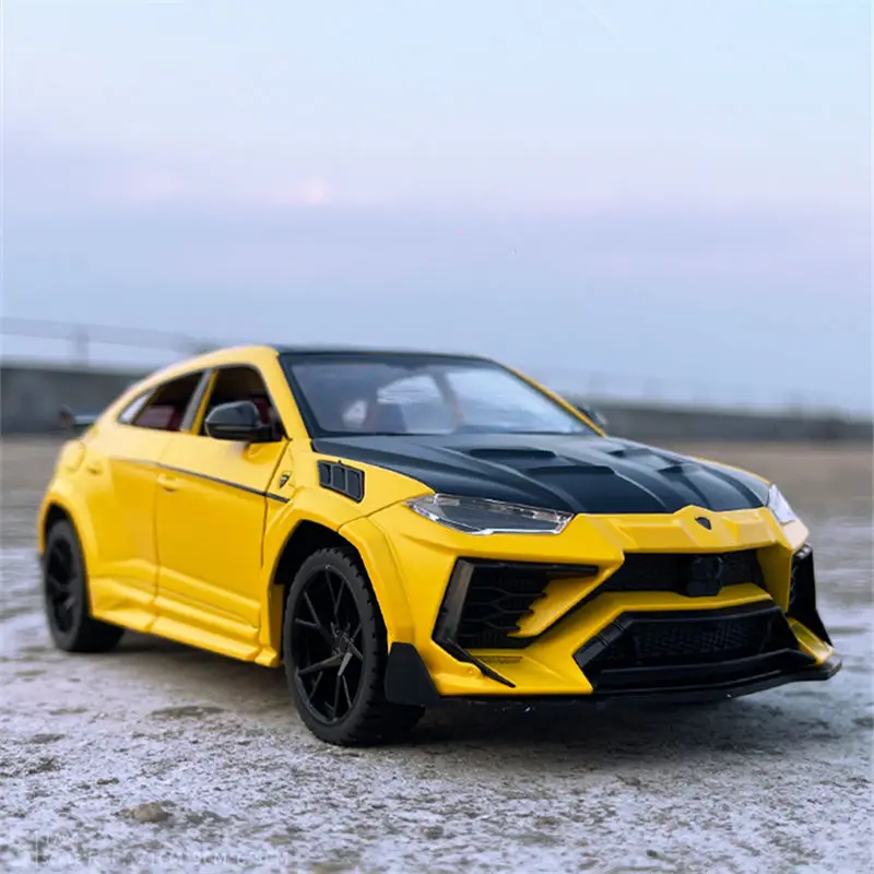 1:24 URUS SUV Modello di auto sportiva modificata in lega Diecast in metallo Modello di veicolo fuoristrada Simulazione Suono e luce Giocattolo per bambini Regalo