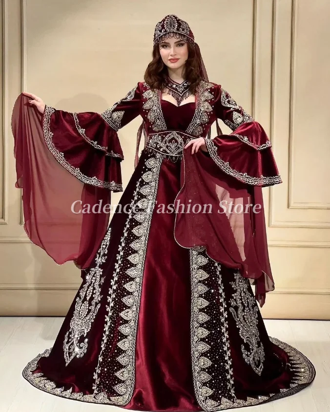 Maßgeschneiderte luxuriöse burgunderrote traditionelle arabische lange Ballkleider für Damen mit Perlenapplikationen, Dubai-Bankettkleider