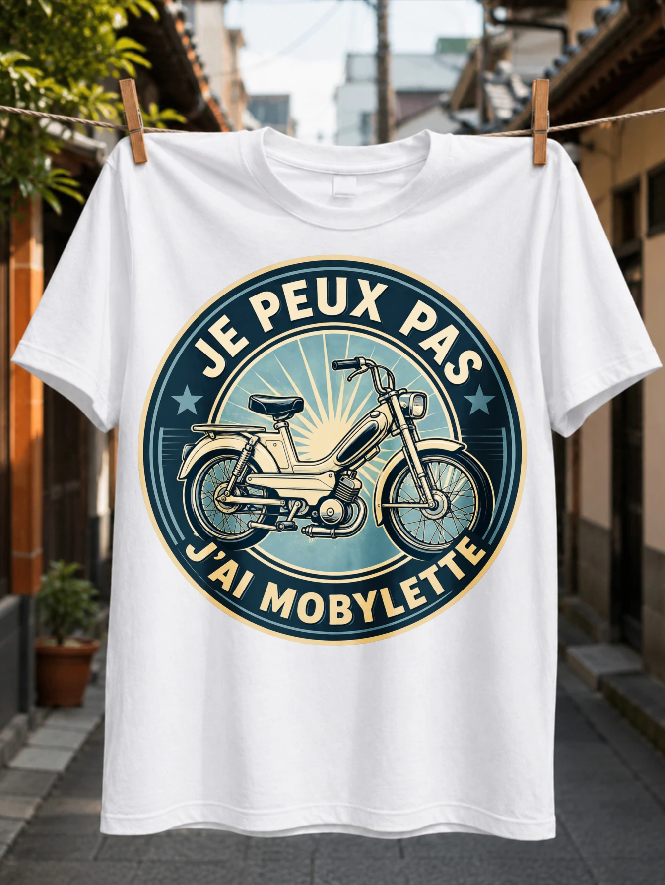 Camiseta Unisex con diseño de motocicleta clásica, rayos de sol, estrellas y texto circular en francés, color crema azul retro.