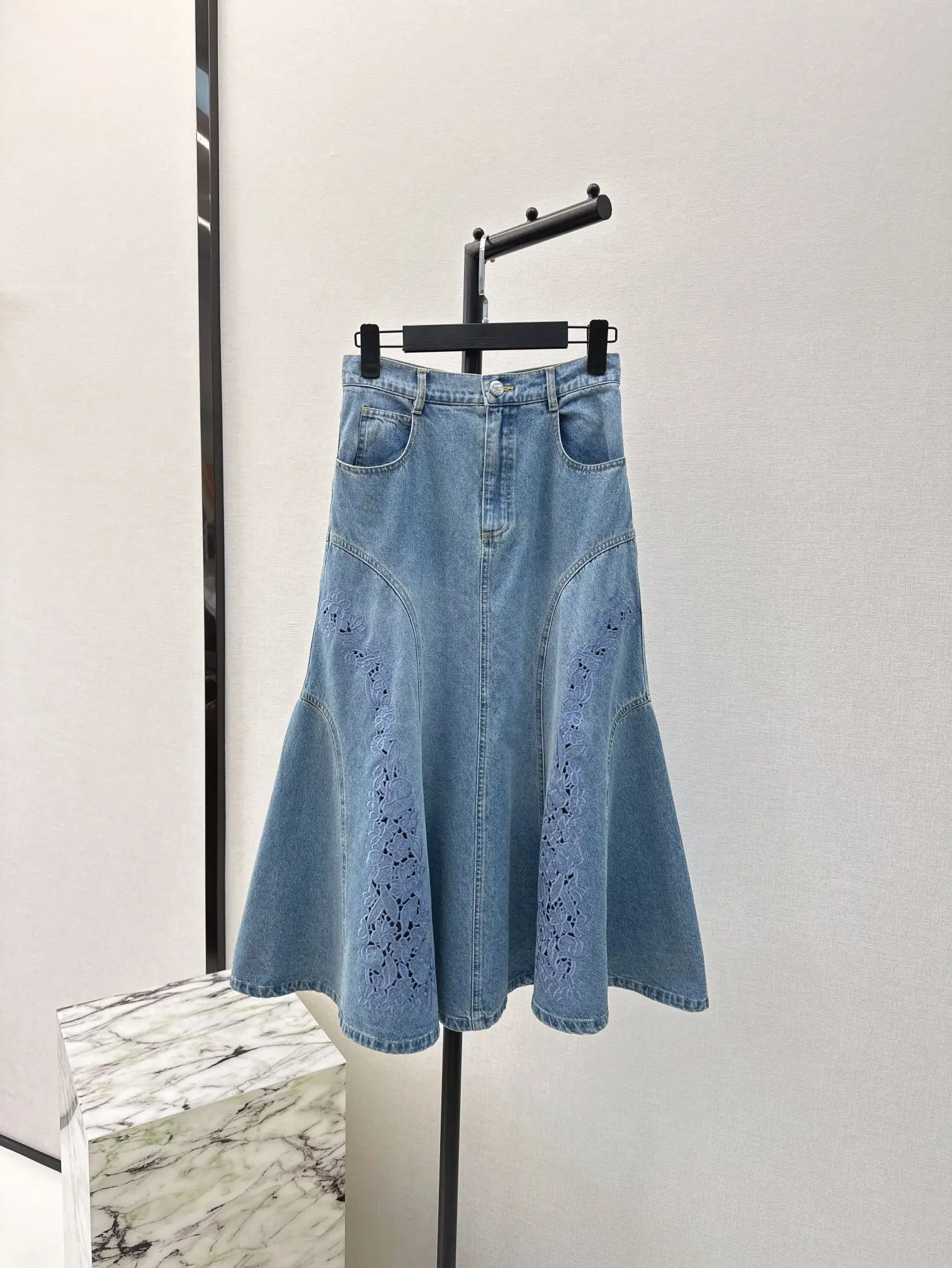 

2024 Summer New Women's Wear Classic blue floral hollowed out embroidery wrapped buttocks denim skirt 0516