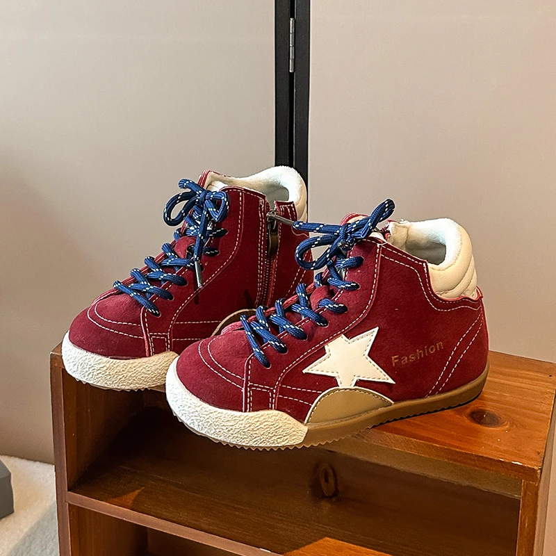 أحذية رياضية للأطفال 2025 خريف شتاء مبطن بالصوف مضاد للانزلاق الدفء الكورية موضة جديدة صبي بنات أحذية رياضية في الهواء الطلق