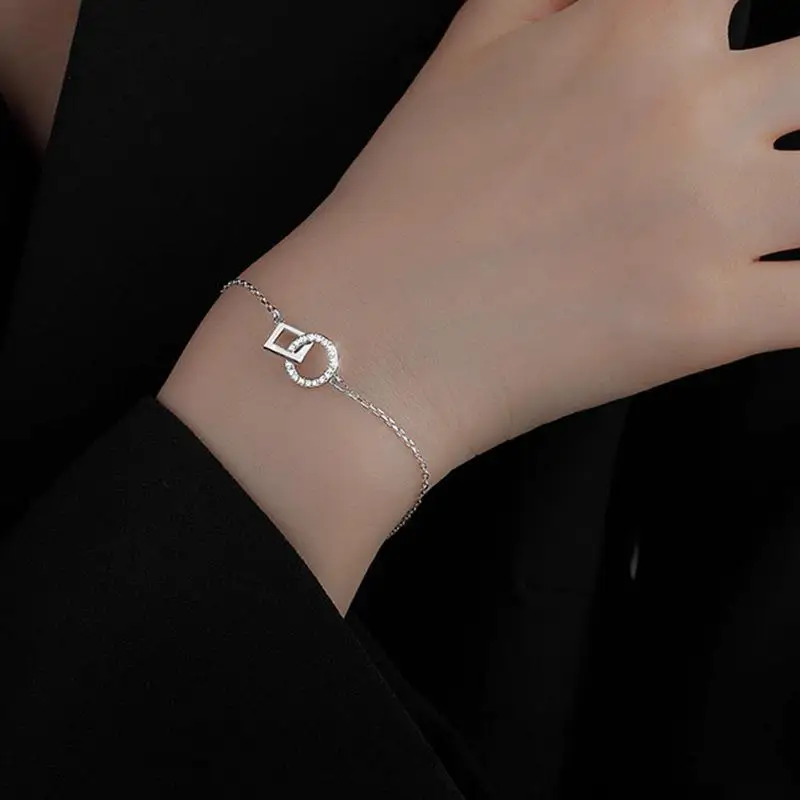 Minimalist And Unique Design Interlocking Round And Square Necklace For Women Minimalist And Understated Geometric Clavicle