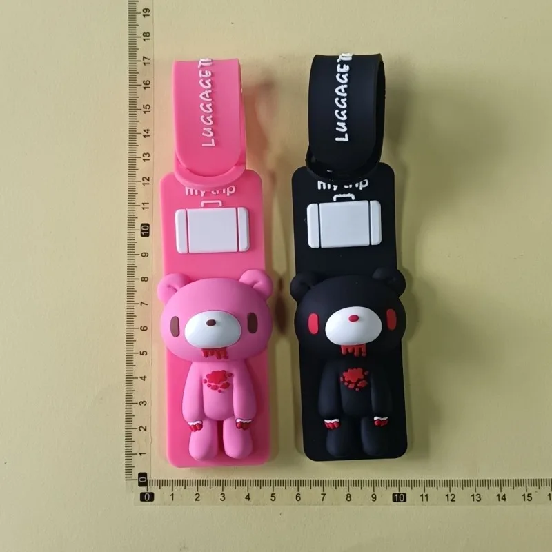 GLOOMY Anime-Merchandise: Kreativer, im Cartoon-Stil gestalteter Bordkarten- und Gepäcksanhänger mit Anti-Verlust-Funktion, exquisit gestaltetes Etikett, Urlaubsgeschenk. – Detail 4