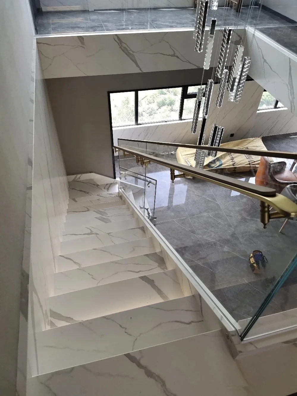 Personalizzazione Lastra di pietra sinterizzata Scale in marmo Villa di lusso moderna Gradini per pavimenti duplex Personalizzati antiscivolo