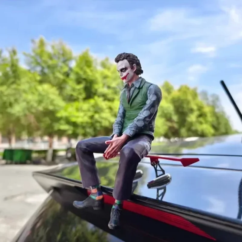 Joker Sit Posição cerca de 27cm Fivela Acrílica, Heath Ledger Boneca, Carro traseiro Telhado Cauda Pingente, Decoração Externa Ornamentos