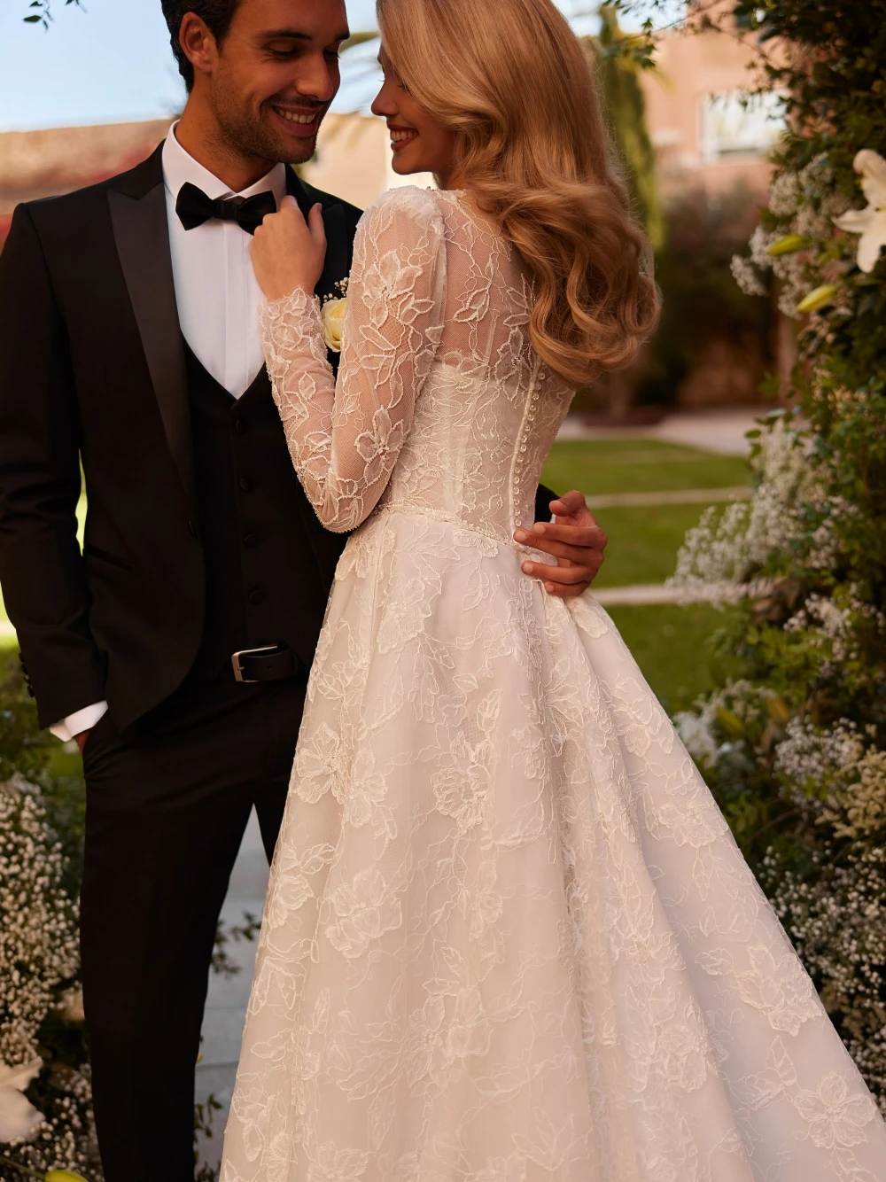 Femmes Appliques florales longue Train robe de mariée romantique col rond dentelle robe de mariée personnalisé mode Corset boutons dos porter