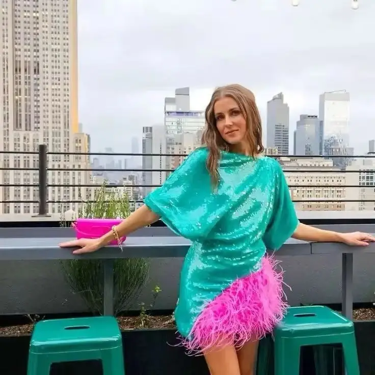 Vestidos cortos de mujer con lentejuelas de colores contrastantes y diseño personalizado, con mangas cortas abullonadas y detalles de plumas color fucsia, ideales para fiestas.