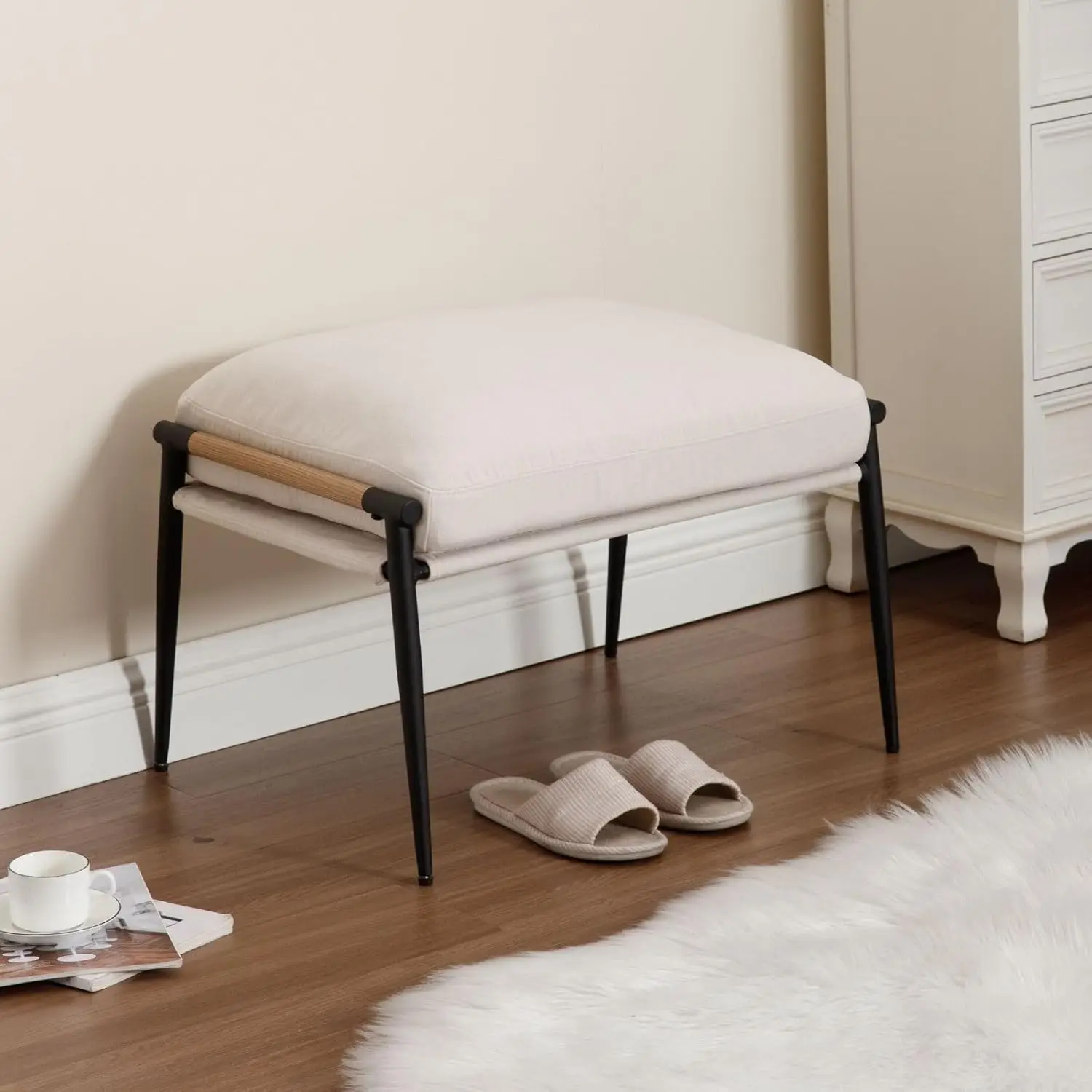 베이지 색상의 셔닐 풋스툴, 검정색 금속 다리와 나무 팔걸이, 거실이나 현관용 모던 오토만