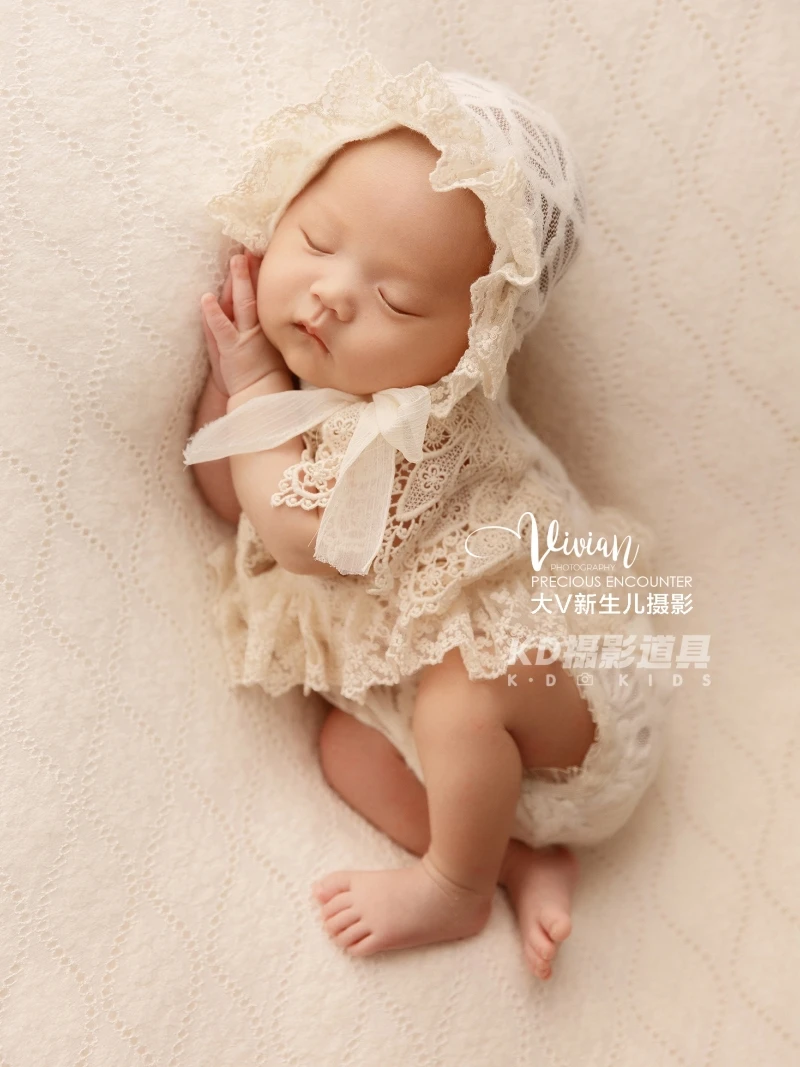 Photography props for full moon babies Photography props for newborns Photography themes for newborns  ニューボーンフォト