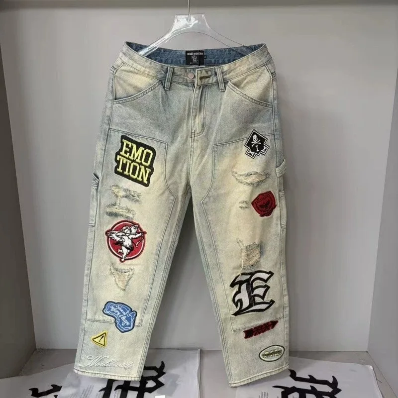 Jeans com bordados e remendos desgastados Mixed Emotion para homens e mulheres, estilo casual americano de rua.