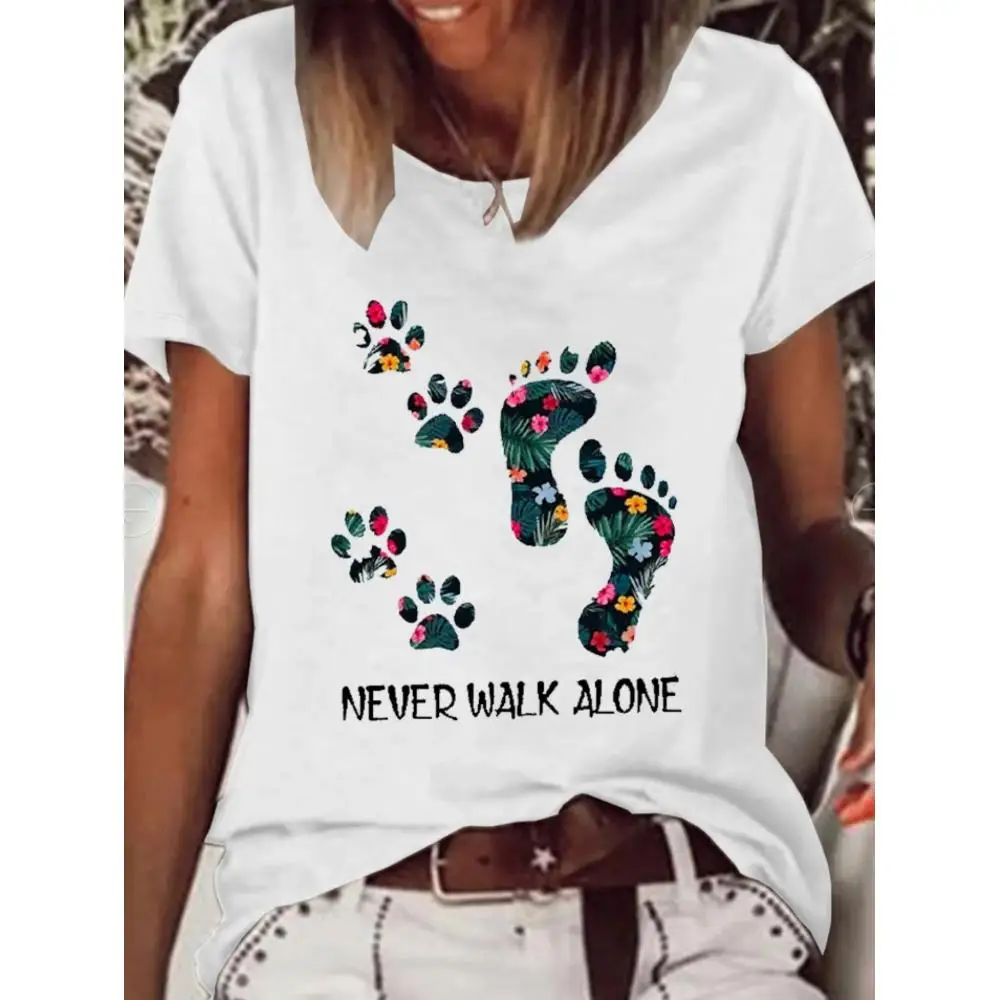 تي شيرت نسائي Never Walk Alone Dog Paw مطبوع برقبة دائرية كاجوال من القطن المزج