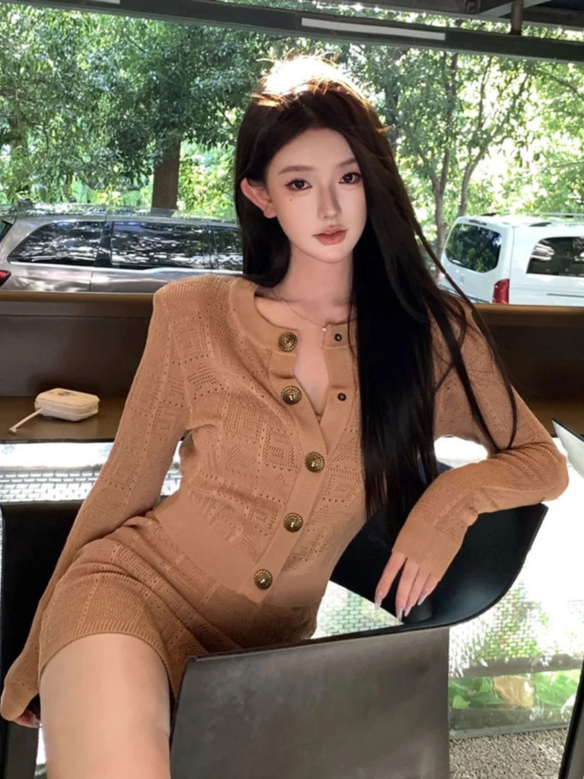 

Модный вязаный кардиган и платье без бретелек: комплект из двух предметов для городских прогулок, свиданий, вечеринок и поездок по городу.