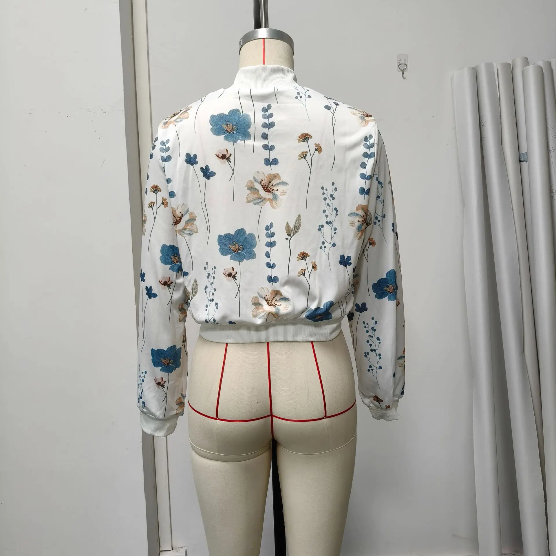 2025 ฤดูใบไม้ร่วงและฤดูหนาวแขนยาวสั้นพิมพ์ลายดอกไม้ซิปเสื้อลําลอง