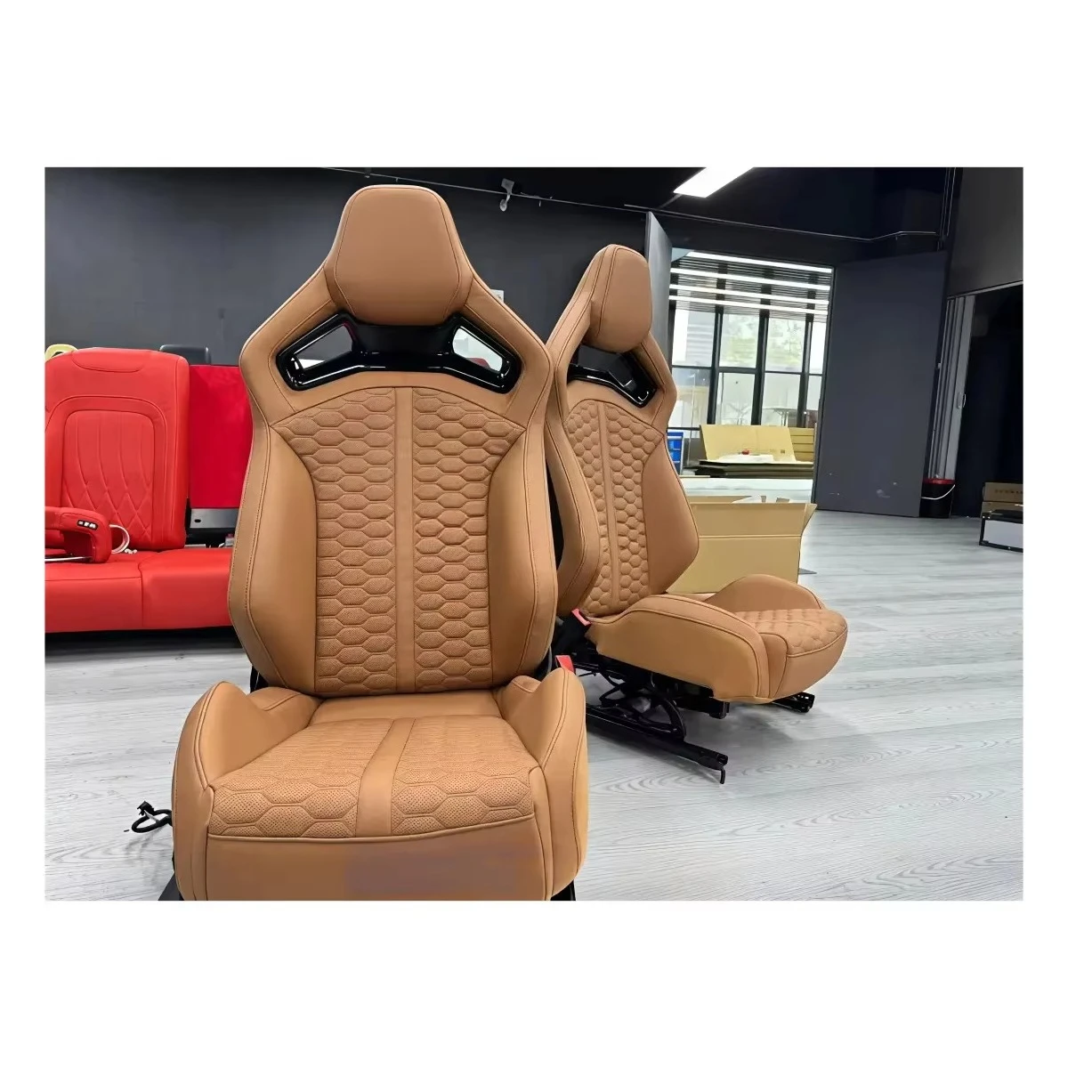 

The B10 carbon fiber barrel seat, suitable for racing cars, features suede and red accents, and is inspired by racing cars.