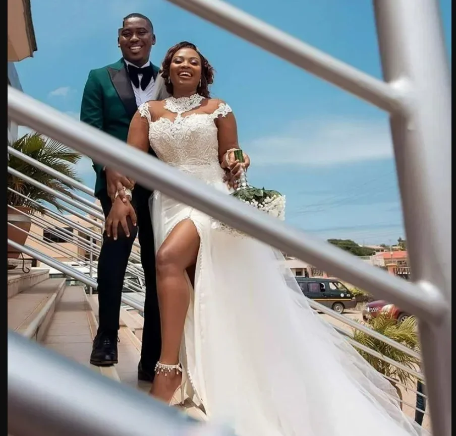 فستان زفاف مخصص بياقة عالية مزين بالدانتيل على شكل بوق للعروس من فيستدوس دي نوفياس فستان زفاف بأكمام طويلة وفتحة عالية