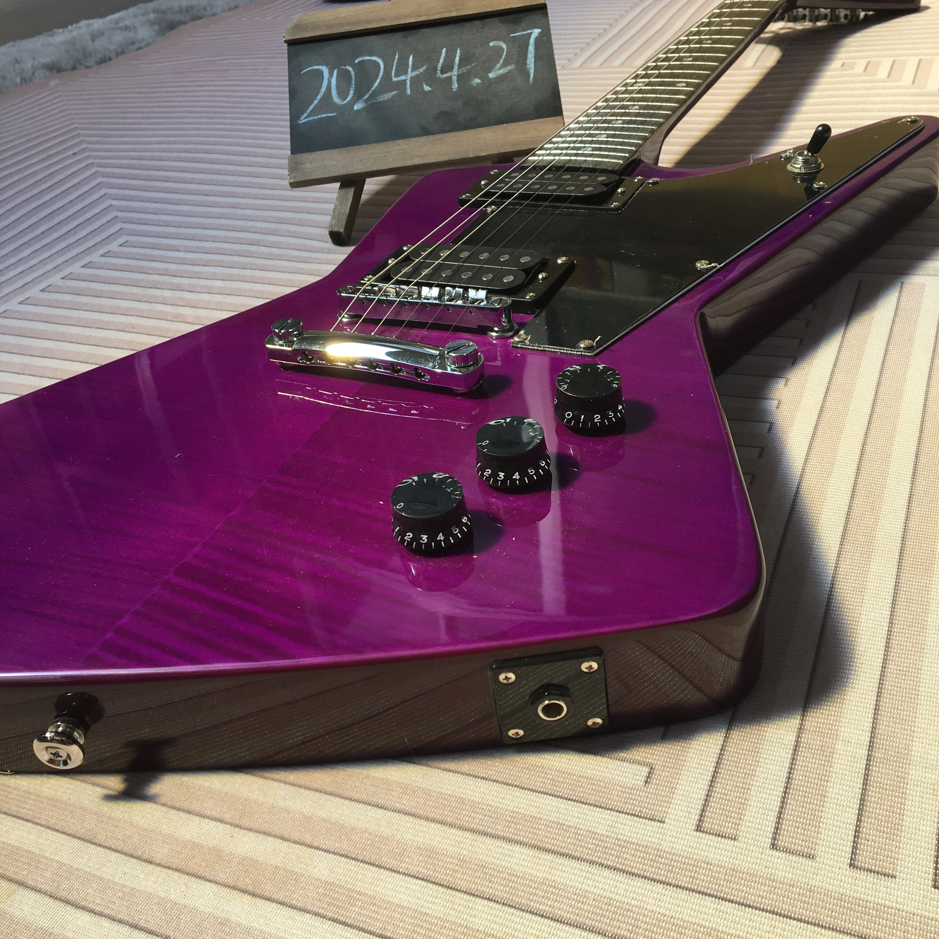 

Free shipping in Stock electric guitar order immediately purple guitar mahogany body guitars 6 strings guiatrra guitar