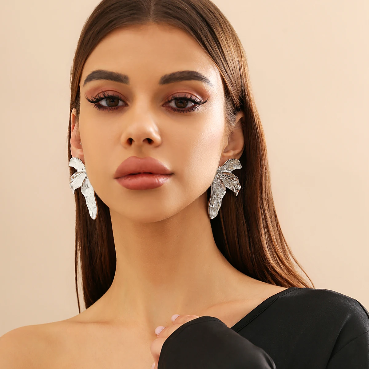 Elegant Big Metal Leaf Stud Earrings for Women Trendy Ladies Designer Statement Earrings Accessories 2024 Fashion Jewelry Female