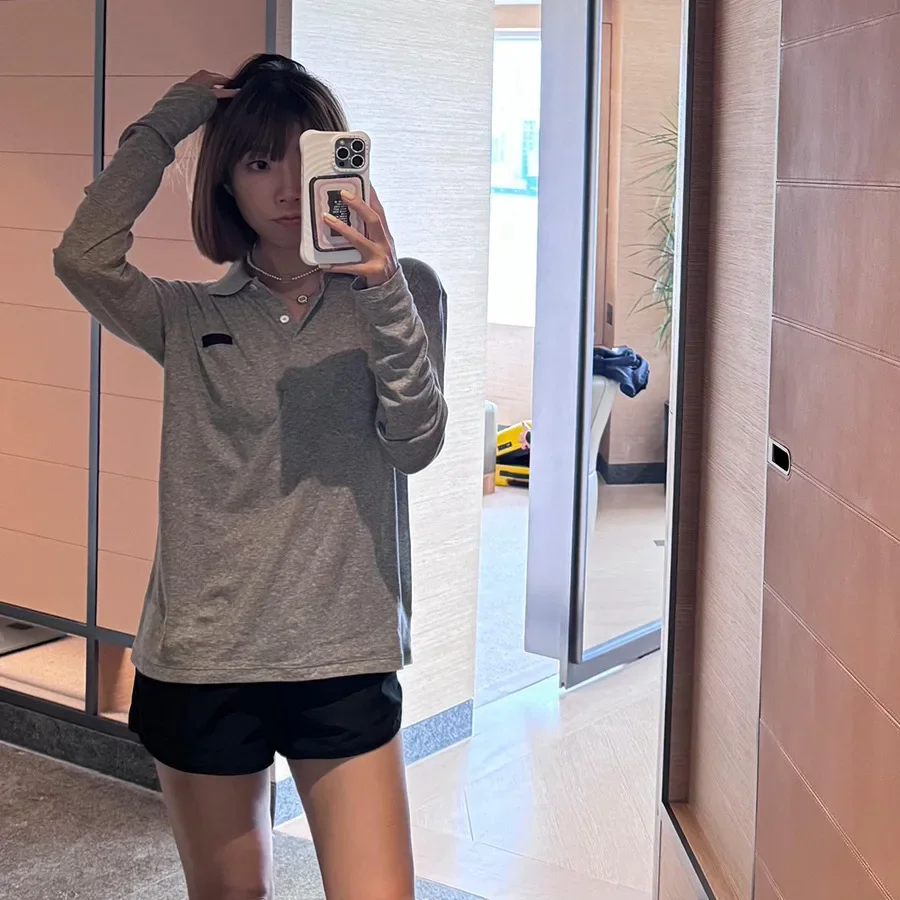 تي شيرت كاجوال عصري برقبة بولو على طراز Miu للخريف والشتاء بتصميم بسيط وتطريز شبابي متعدد الاستخدامات للنساء #3