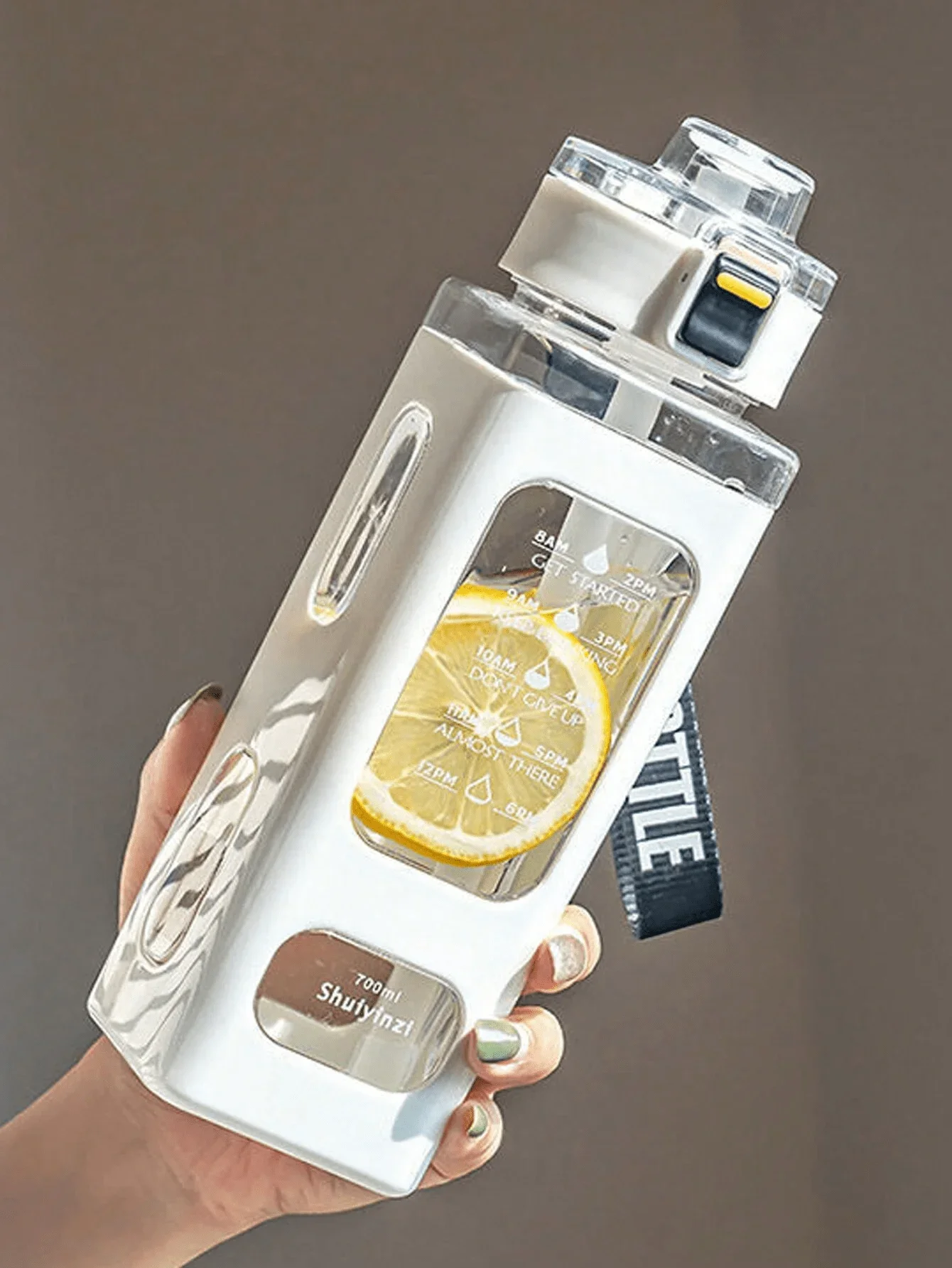 

1 шт., белая спортивная бутылка для воды емкостью 700 мл, портативная чашка для сиппи. Подходит для занятий спортом на открытом воздухе, езды на велосипеде и переноски!