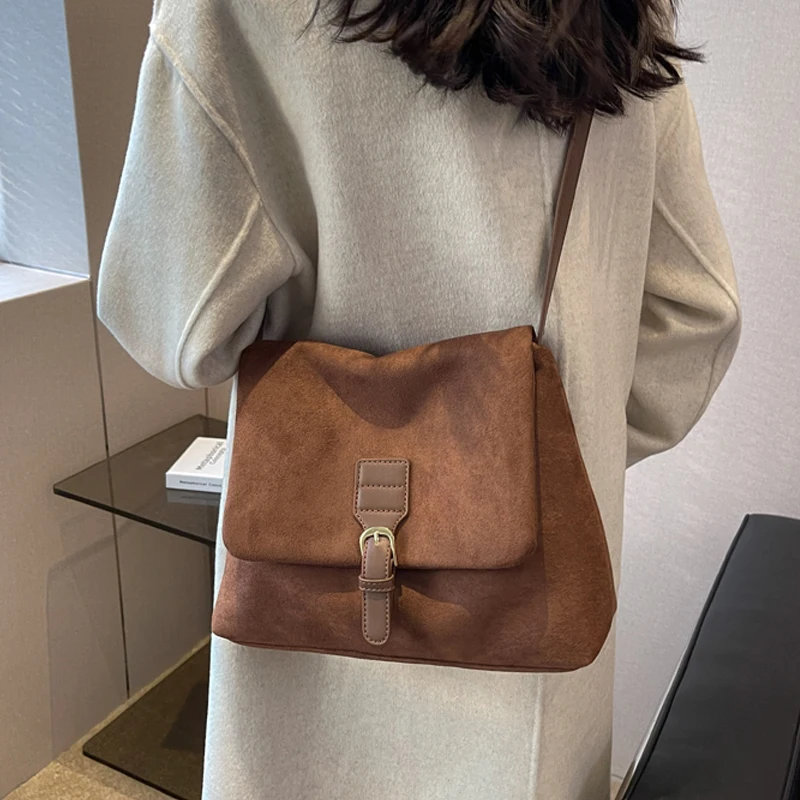 Velvet Postman Bag Women\'s Fashion New High Capacity Commuter Bag Simple and Versatile Solid Color Suede One Shoulder Crossbody