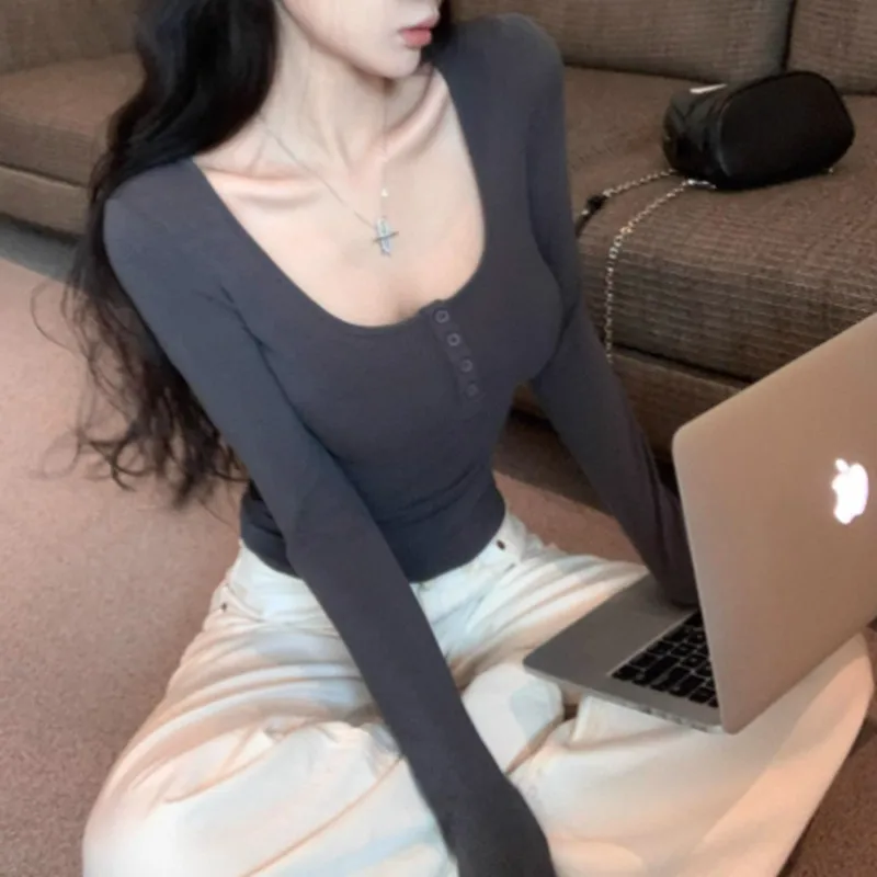 T-shirt décontracté à manches longues, coupe ajustée, épaules dénudées, haute élasticité, design à boutons, base en tissu, vêtement d'automne