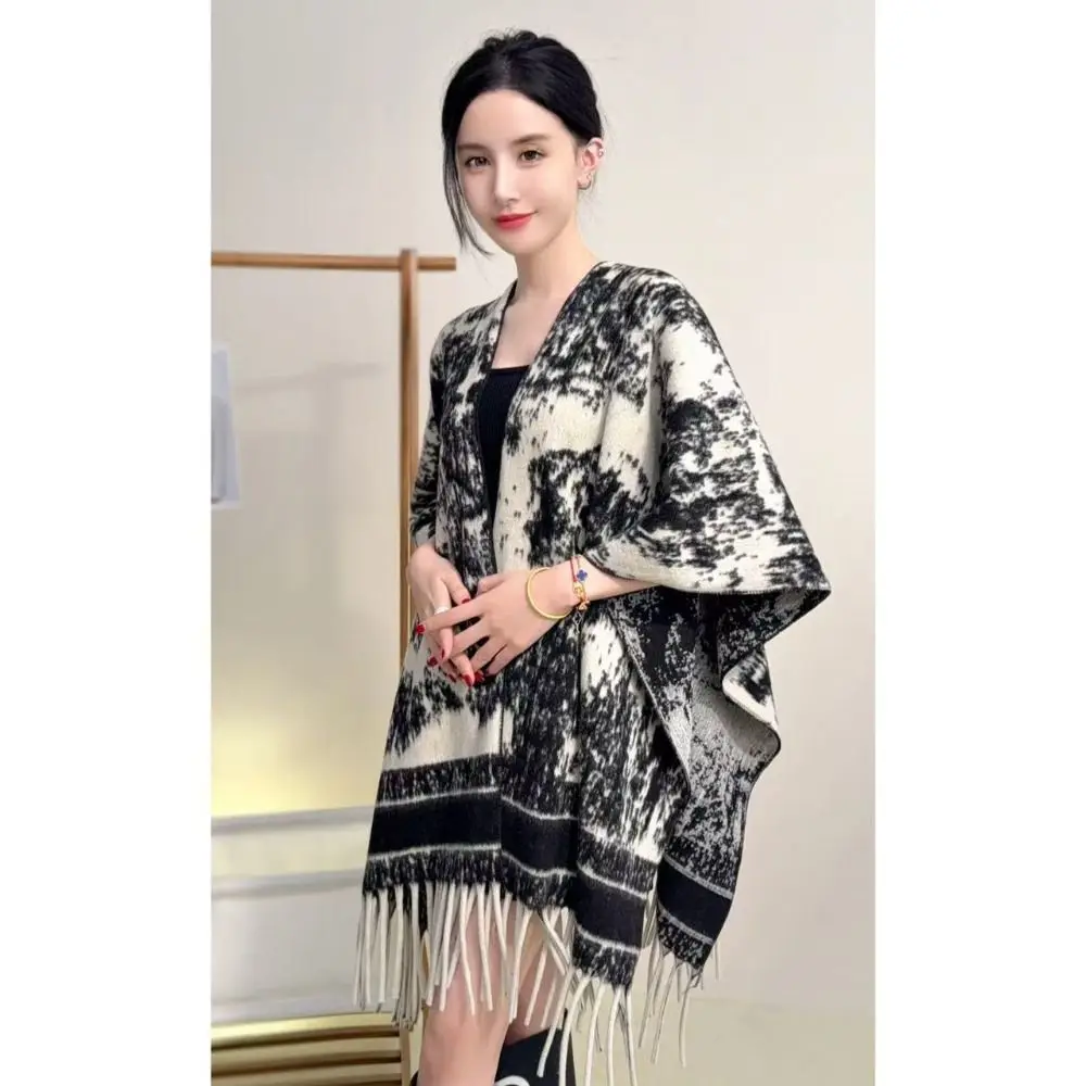 

Trendy Winter Warm Shawl Thicken High-end Faux Fur Collar Shawl Versatile Cardigan Cape Women Fashion